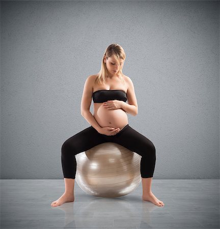 simsearch:400-08376526,k - Pregnant woman dressed with sportswear sitting on a pilates ball Photographie de stock - Aubaine LD & Abonnement, Code: 400-08731224