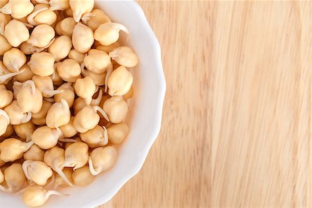 germinated chickpeas in a white bowl on the wooden background Photographie de stock - Aubaine LD & Abonnement, Code: 400-08731366