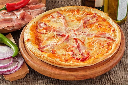 pizza wood - Pizza with bacon, tomatoes, cheese and pepper Stock Photo - Budget Royalty-Free & Subscription, Code: 400-08731699