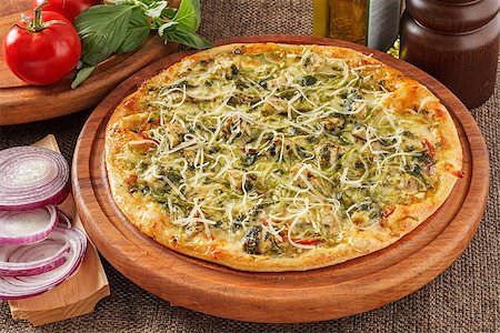simsearch:6126-08635695,k - Pizza with spinach, tomatoes, pepper and cheese Foto de stock - Super Valor sin royalties y Suscripción, Código: 400-08731700