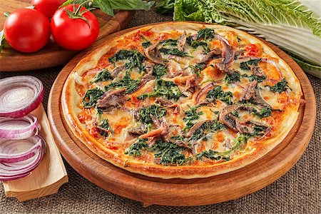 simsearch:6126-08635695,k - Pizza with anchovies, spinach, tomatoes and cheese Foto de stock - Super Valor sin royalties y Suscripción, Código: 400-08731703
