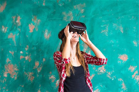 simsearch:400-08621230,k - Woman in virtual reality headset enjoying her experience. Foto de stock - Super Valor sin royalties y Suscripción, Código: 400-08731901