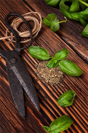 simsearch:400-08070604,k - Aromatic culinary herbs, basil. Fresh and dry basil herb with vintage scissors on rustic wooden background. Stockbilder - Microstock & Abonnement, Bildnummer: 400-08732188