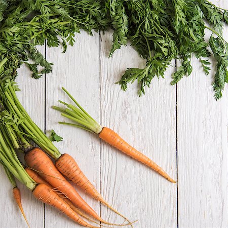 simsearch:400-07982459,k - Freshly grown carrots on wooden table Foto de stock - Super Valor sin royalties y Suscripción, Código: 400-08732556