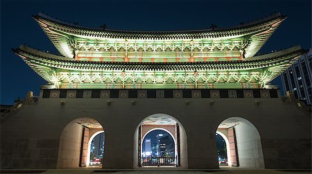 simsearch:400-07254127,k - Low angle night shot of the illuminated Gwanghwamun Gate. Landmarks of Seoul in South Korea Photographie de stock - Aubaine LD & Abonnement, Code: 400-08733122