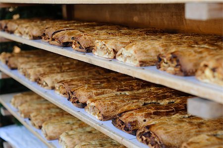 Racks full of traditional strudel in a bakery Foto de stock - Super Valor sin royalties y Suscripción, Código: 400-08733654