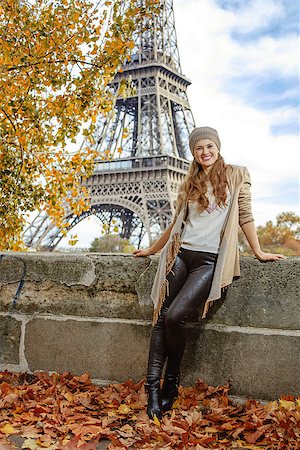 simsearch:400-09031587,k - Autumn getaways in Paris. Full length portrait of happy young tourist woman on embankment near Eiffel tower in Paris, France Stock Photo - Budget Royalty-Free & Subscription, Code: 400-08733673
