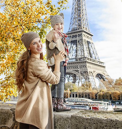 simsearch:400-09031587,k - Autumn getaways in Paris with family. Portrait of smiling mother and child travellers on embankment near Eiffel tower in Paris, France handwaving Stock Photo - Budget Royalty-Free & Subscription, Code: 400-08733954
