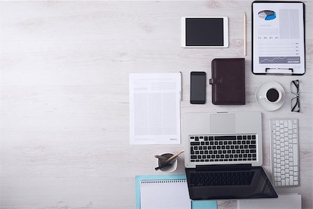 simsearch:400-09222181,k - Businessman tidy desktop with laptop, tablet, smartphone, financial reports and various objects, copyspace on the left, top view Fotografie stock - Microstock e Abbonamento, Codice: 400-08749492