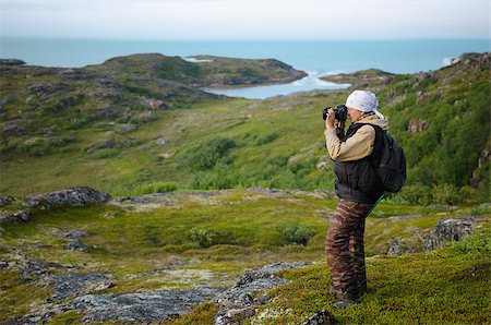 tourist with a camera on the coast of the Barents Sea Foto de stock - Super Valor sin royalties y Suscripción, Código: 400-08755642