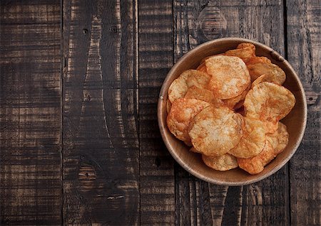 simsearch:400-07992957,k - Bowl with potato crisps chips on wooden board. Junk food Photographie de stock - Aubaine LD & Abonnement, Code: 400-08759208