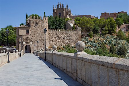 Saint Martin medieval bridge wich across the river Tajo in Toledo, Spain Stockbilder - Microstock & Abonnement, Bildnummer: 400-08750242