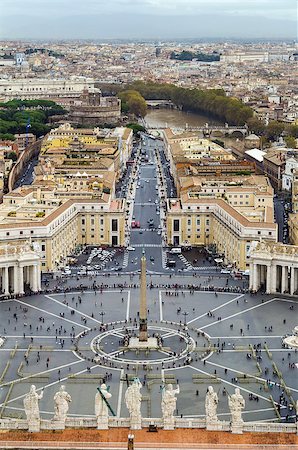 View of St. Peter Square and Rome from the Dome of St. Peter Basilica, Vatican Foto de stock - Royalty-Free Super Valor e Assinatura, Número: 400-08751264