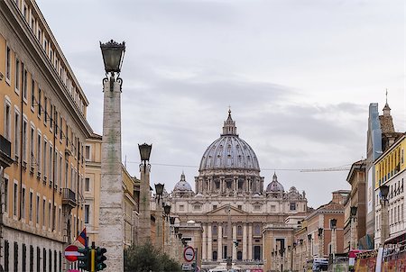 simsearch:400-08707021,k - St. Peter Basilica is a church in the Renaissance style located in the Vatican City Stock Photo - Budget Royalty-Free & Subscription, Code: 400-08752908
