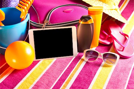 empty suitcase - Empty touch screen tablet with colorful beach towel, sunglasses, sun creams and beach accessories. Foto de stock - Super Valor sin royalties y Suscripción, Código: 400-08753280