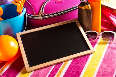 empty suitcase - Empty blackboard with summer holidays background, including sunglasses, sun cream and bag. Foto de stock - Super Valor sin royalties y Suscripción, Código: 400-08753281