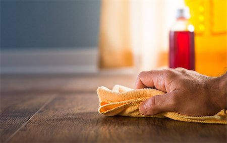 simsearch:614-07806122,k - Male hand applying wood care products and cleaners on hardwood floor surface. Stockbilder - Microstock & Abonnement, Bildnummer: 400-08753304