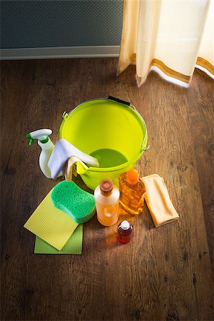 simsearch:614-07806122,k - Wood cleaners and detergents on floor with bucket, gloves, cloth and sponges. Stockbilder - Microstock & Abonnement, Bildnummer: 400-08753317