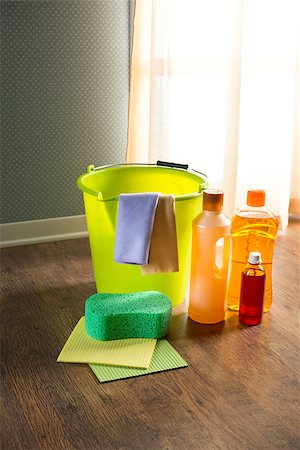 simsearch:614-07806122,k - Wood cleaners and detergents on floor with bucket, gloves, cloth and sponges. Stockbilder - Microstock & Abonnement, Bildnummer: 400-08753311