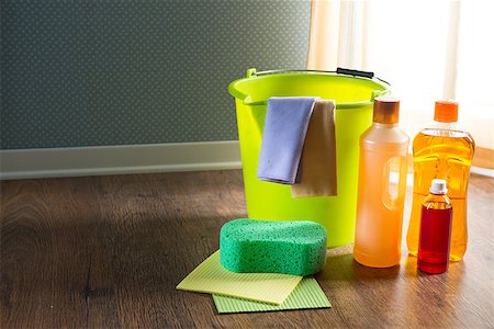 simsearch:614-07806122,k - Wood cleaners and detergents on floor with bucket, gloves, cloth and sponges. Stockbilder - Microstock & Abonnement, Bildnummer: 400-08753312