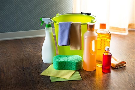 simsearch:614-07806122,k - Wood cleaners and detergents on floor with bucket, gloves, cloth and sponges. Stockbilder - Microstock & Abonnement, Bildnummer: 400-08753313