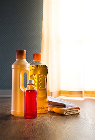 simsearch:614-07806122,k - Detergent products for hardwood floor care and manteinance on parquet. Stockbilder - Microstock & Abonnement, Bildnummer: 400-08753320