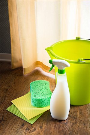 simsearch:614-07806122,k - Spray detergent with green bucket, sponge and pads on living room hardwood floor. Stockbilder - Microstock & Abonnement, Bildnummer: 400-08753321