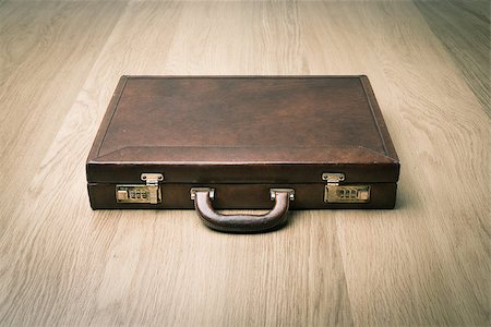 simsearch:649-08564128,k - Leather vintage briefcase on hardwood floor with safety lock. Stockbilder - Microstock & Abonnement, Bildnummer: 400-08753411