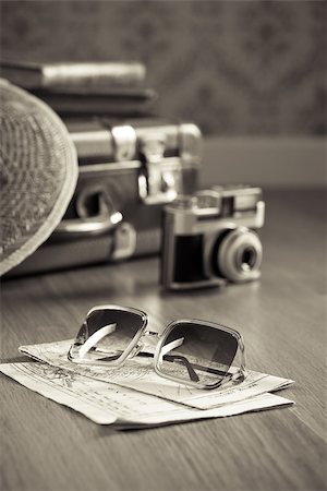 simsearch:400-09221728,k - Vintage traveler suitcase with sunglasses, straw hat, old camera and maps. Stockbilder - Microstock & Abonnement, Bildnummer: 400-08753425