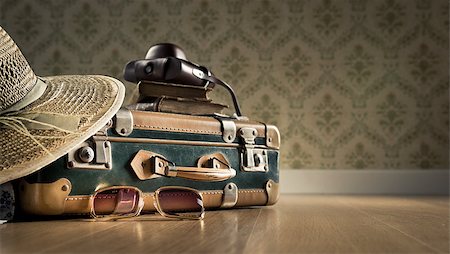 simsearch:400-09221728,k - Vintage luggage with sunglasses, camera and straw hat on wooden floor. Stock Photo - Budget Royalty-Free & Subscription, Code: 400-08753422