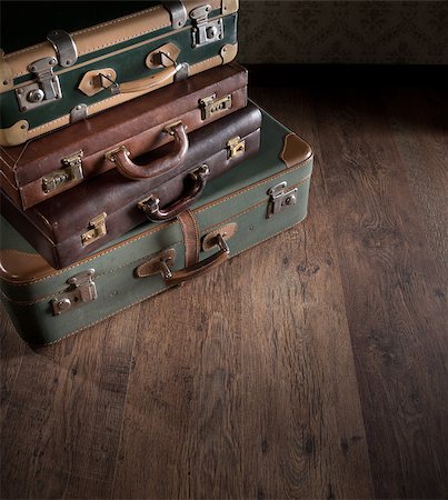 simsearch:649-08564128,k - Stack of colorful vintage suitcases on hardwood floor, travelling concept. Stockbilder - Microstock & Abonnement, Bildnummer: 400-08753504