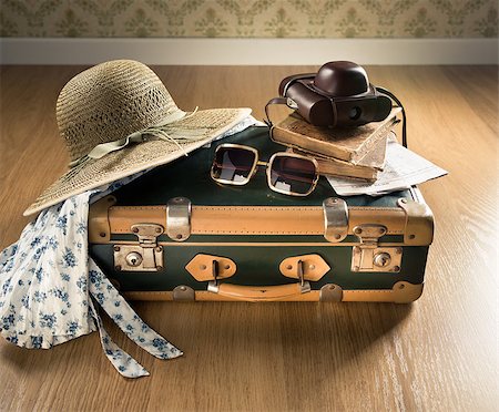 simsearch:400-09221728,k - Vintage traveler suitcase with sunglasses, straw hat, old camera and maps. Stockbilder - Microstock & Abonnement, Bildnummer: 400-08753505