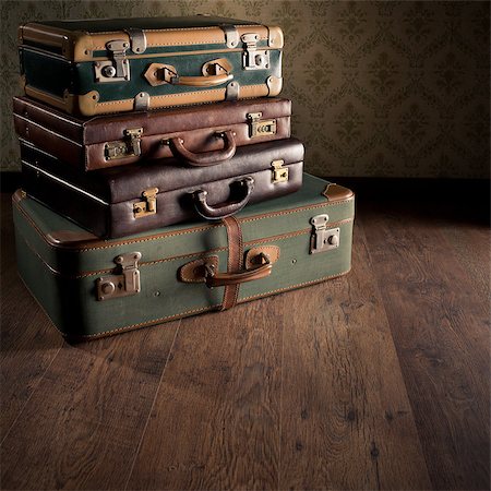 simsearch:649-08564128,k - Stack of colorful vintage suitcases on hardwood floor, travelling concept. Stockbilder - Microstock & Abonnement, Bildnummer: 400-08753502