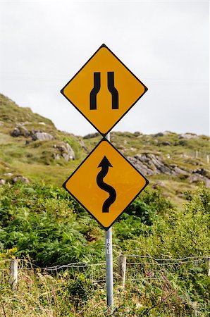 simsearch:400-08753718,k - Signs of winding road and bottleneck on a Irish road Foto de stock - Royalty-Free Super Valor e Assinatura, Número: 400-08753718