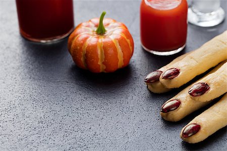 Cookies Witch's fingers with bloody cocktail for Halloween party celebration. Black stone background Copy space. Photographie de stock - Aubaine LD & Abonnement, Code: 400-08775013
