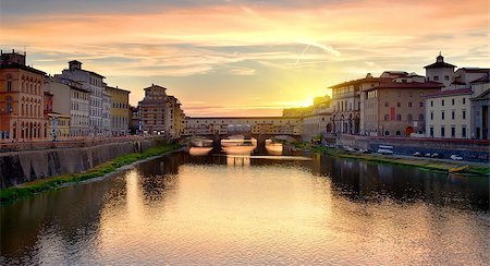 simsearch:862-08719043,k - Ponte Vecchio on the river Arno in Florence at sunrise, Italy Foto de stock - Super Valor sin royalties y Suscripción, Código: 400-08777620