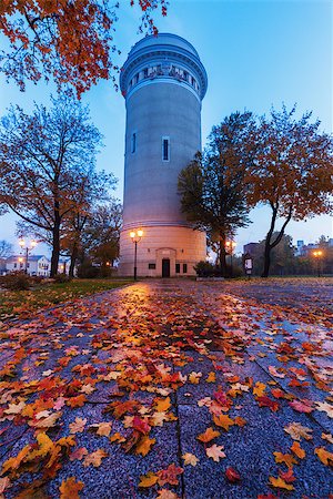 Old water tower in Piotrkow. Dworzec PKP (railway station) on the left. Piotrkow Trybunalski, Lodz, Poland. Foto de stock - Super Valor sin royalties y Suscripción, Código: 400-08778713