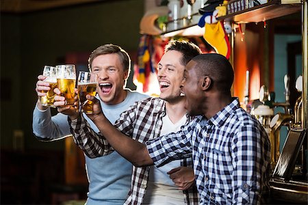 simsearch:400-04167893,k - Happy men with beer in pub Stockbilder - Microstock & Abonnement, Bildnummer: 400-08770467