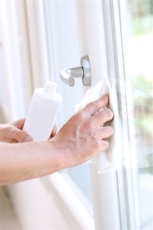 simsearch:614-07806120,k - Man cleaning and polishing windows with detergent. Stockbilder - Microstock & Abonnement, Bildnummer: 400-08771812
