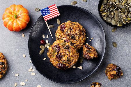 simsearch:400-04145790,k - Pumpkin cookies with cranberries and maple glaze on a black plate with American flag Grey stone background. Top view Stock Photo - Budget Royalty-Free & Subscription, Code: 400-08772027