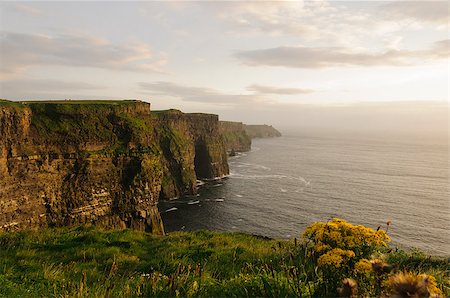 The beautiful Cliffs of Moher, County Clare, Ireland, Europe Foto de stock - Super Valor sin royalties y Suscripción, Código: 400-08773284