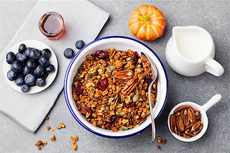 Healthy breakfast. Fresh granola, muesli with pumpkin seeds,pecan nuts and maple syrup in white bowl. Top view. Copy space Photographie de stock - Aubaine LD & Abonnement, Code: 400-08773842