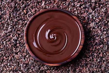 Bowl of melted chocolate on a crushed raw cocoa beans, nibs background. Copy space. Top view Photographie de stock - Aubaine LD & Abonnement, Code: 400-08773850