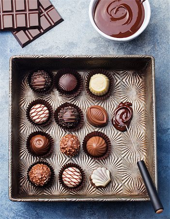 Chocolate candies in a vintage baking dish with chocolatier tool Photographie de stock - Aubaine LD & Abonnement, Code: 400-08773853