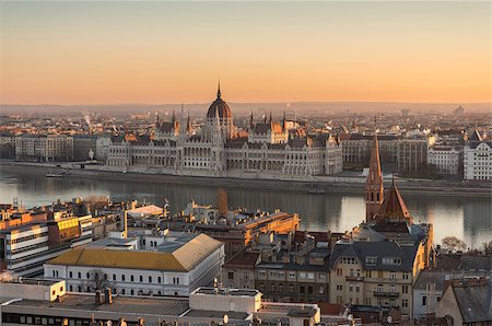 simsearch:400-08693963,k - Illuminated Hungarian Parliament Building in Budapest, Hungary at Sunrise Foto de stock - Super Valor sin royalties y Suscripción, Código: 400-08784964