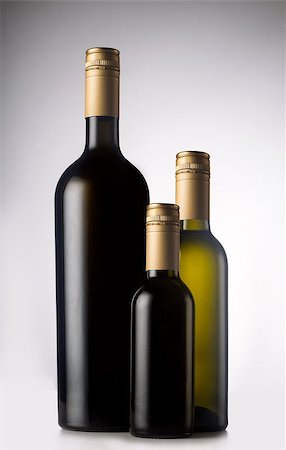 simsearch:841-06031103,k - Wine bottles in different sizes with pilfers, screw cap. One large, two small. Stockbilder - Microstock & Abonnement, Bildnummer: 400-08785012