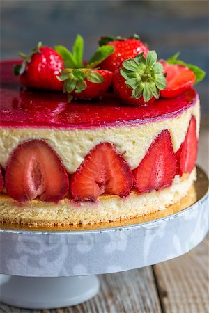 simsearch:400-07518078,k - Strawberry cake with fresh berries and red icing. Photographie de stock - Aubaine LD & Abonnement, Code: 400-08785363