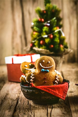 simsearch:400-07614271,k - Christmas food. Gingerbread man cookies in Christmas setting. Xmas dessert Foto de stock - Super Valor sin royalties y Suscripción, Código: 400-08785533
