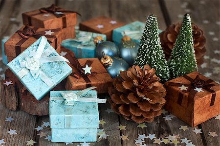 simsearch:400-07824857,k - Gift boxes with christmas decoration on wooden table Foto de stock - Super Valor sin royalties y Suscripción, Código: 400-08788010