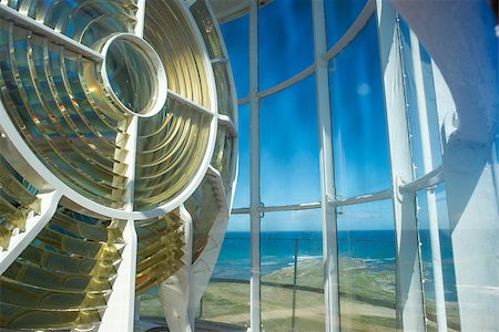 An up close view of the light of the Cape Agulhas lightouse with a view of the ocean in the background. Photographie de stock - Aubaine LD & Abonnement, Code: 400-08788026